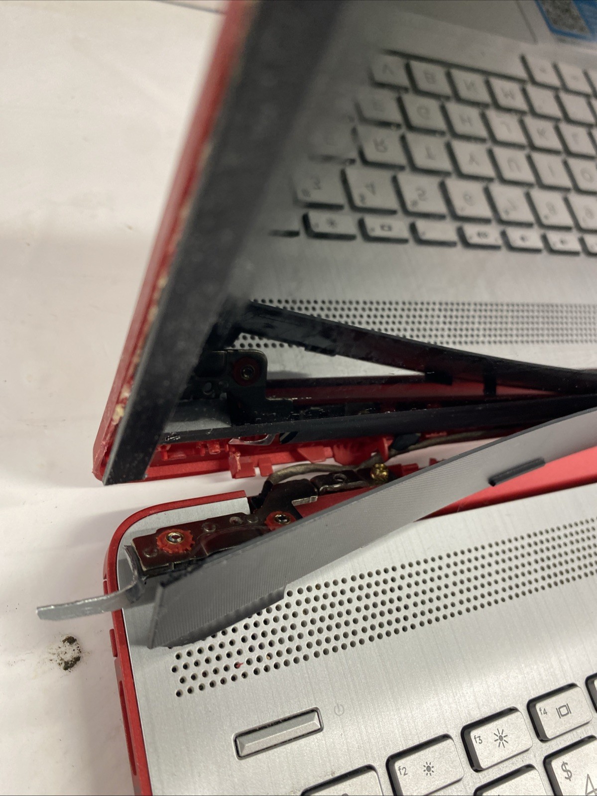HP Laptop 15-DW1083WM 15.6″ Pentium Gold | Unknown RAM | SSD – Broken Hinge READ