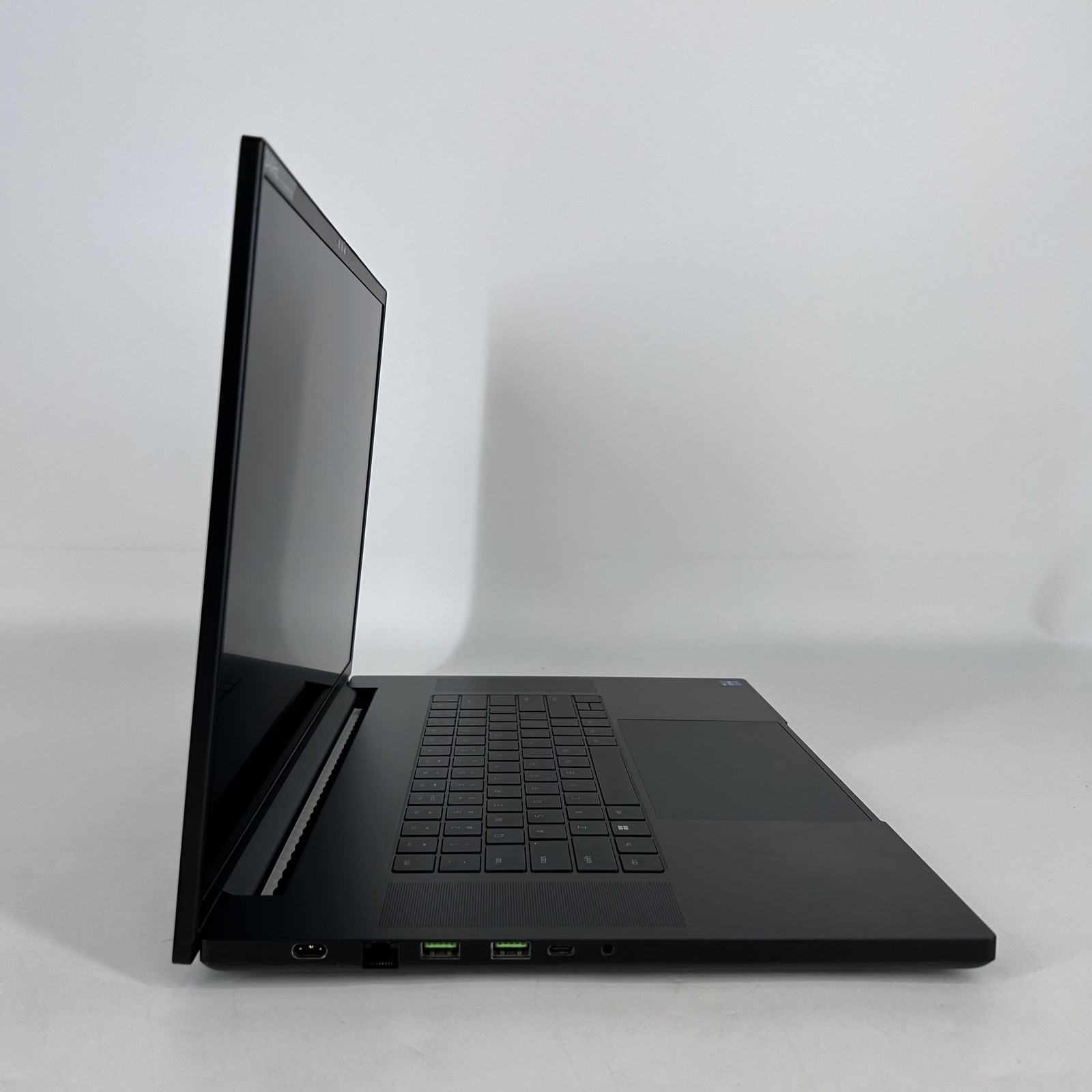 Razer Blade 18 240Hz QHD+ 2.2 GHz i9-13950HX 32GB 1TB SSD NVIDIA RTX 4060 Good