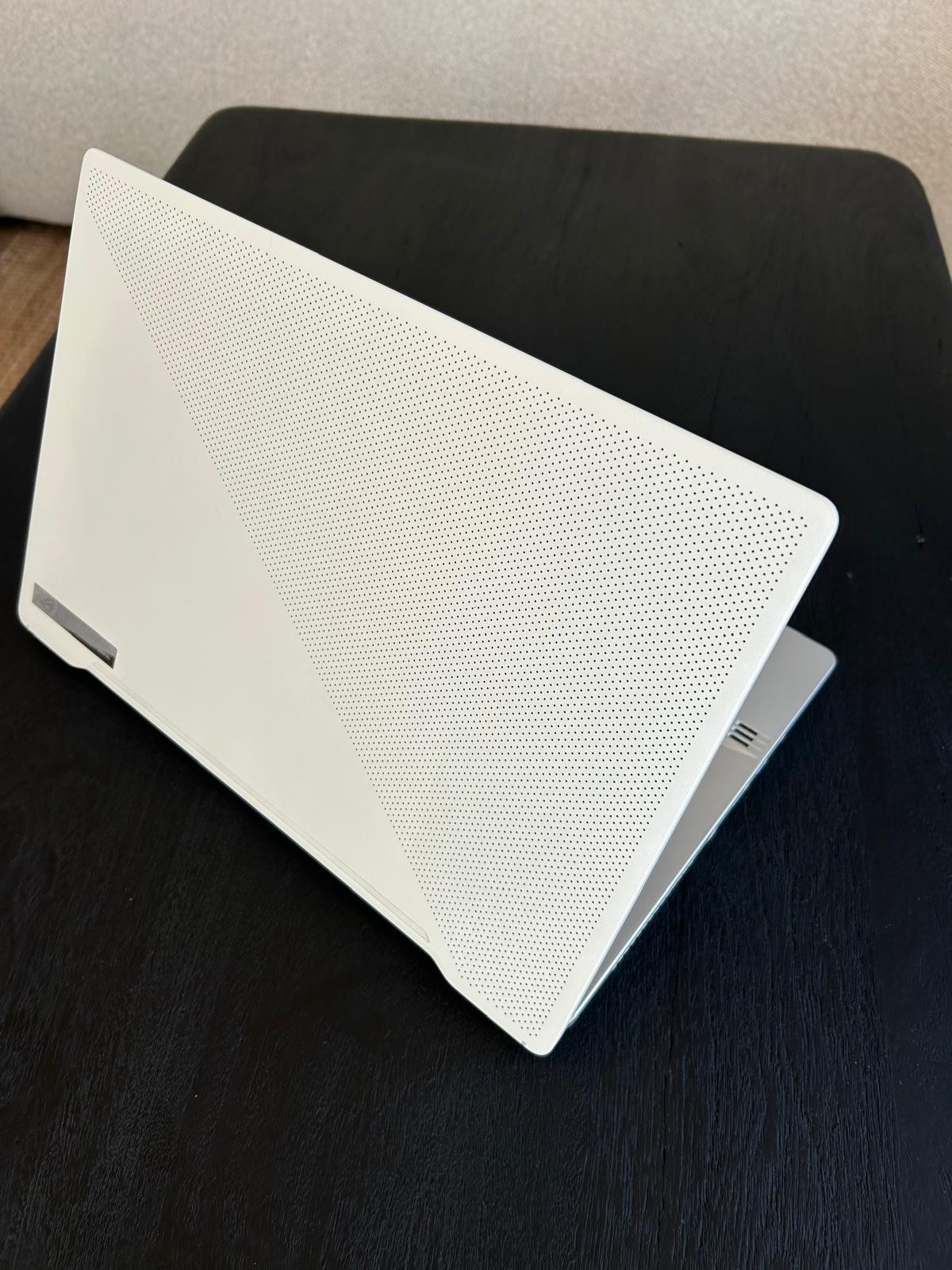 ASUS ROG Zephyrus G14 14″ (1TB, AMD Ryzen 9 4900HS, 3.0 GHz, 16GB RAM, RTX 2060)