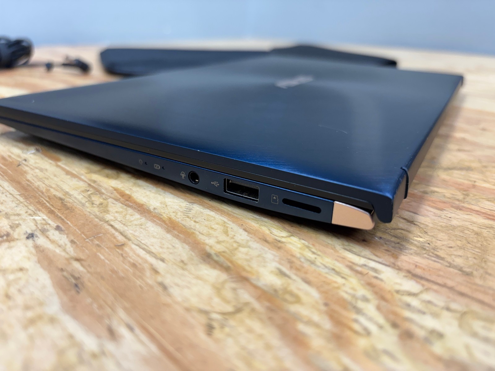 ASUS ZenBook 13 UX333FA 13.3″ i5-8265U 8GB 256GB SSD Win11 Ultrabook w/ Sleeve