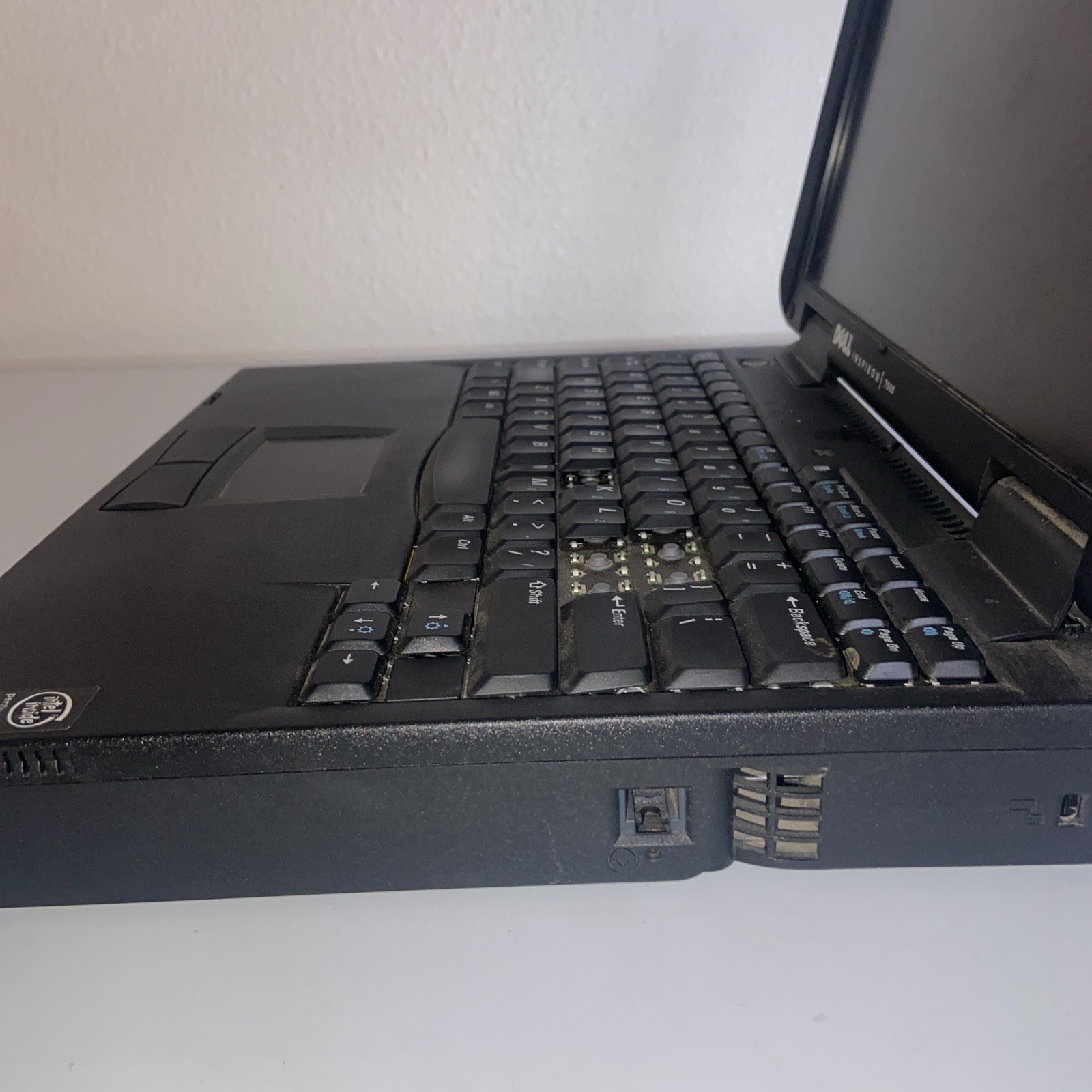 Vintage Dell Inspiron 7500 Laptop Pentium III 12GB HD/128MB RAM No AC- FOR PARTS