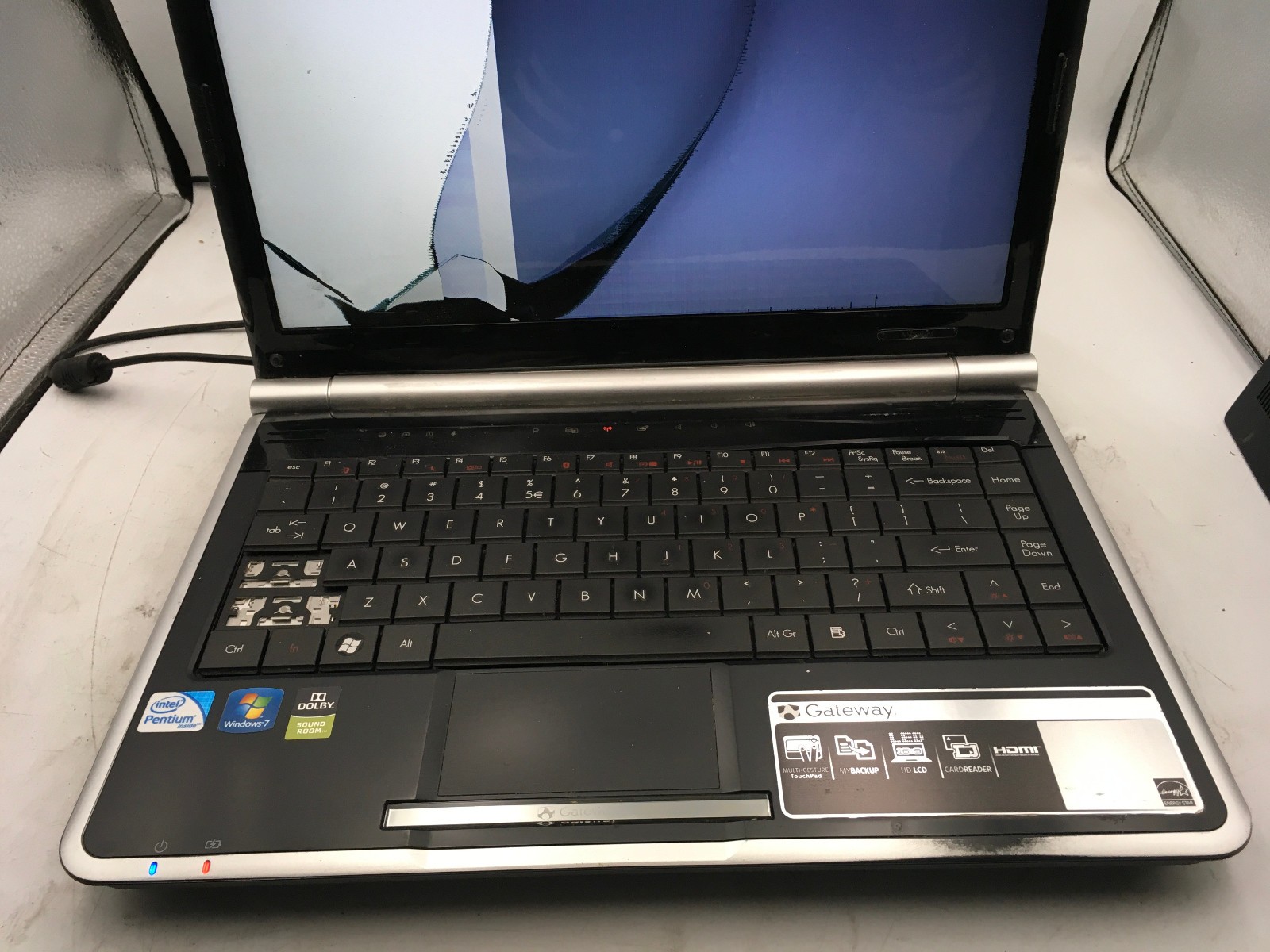 GATEWAY Z06 LAPTOP – FOR PARTS/BAD LCD – INTEL i5-11400H – NO RAM – READ – BB
