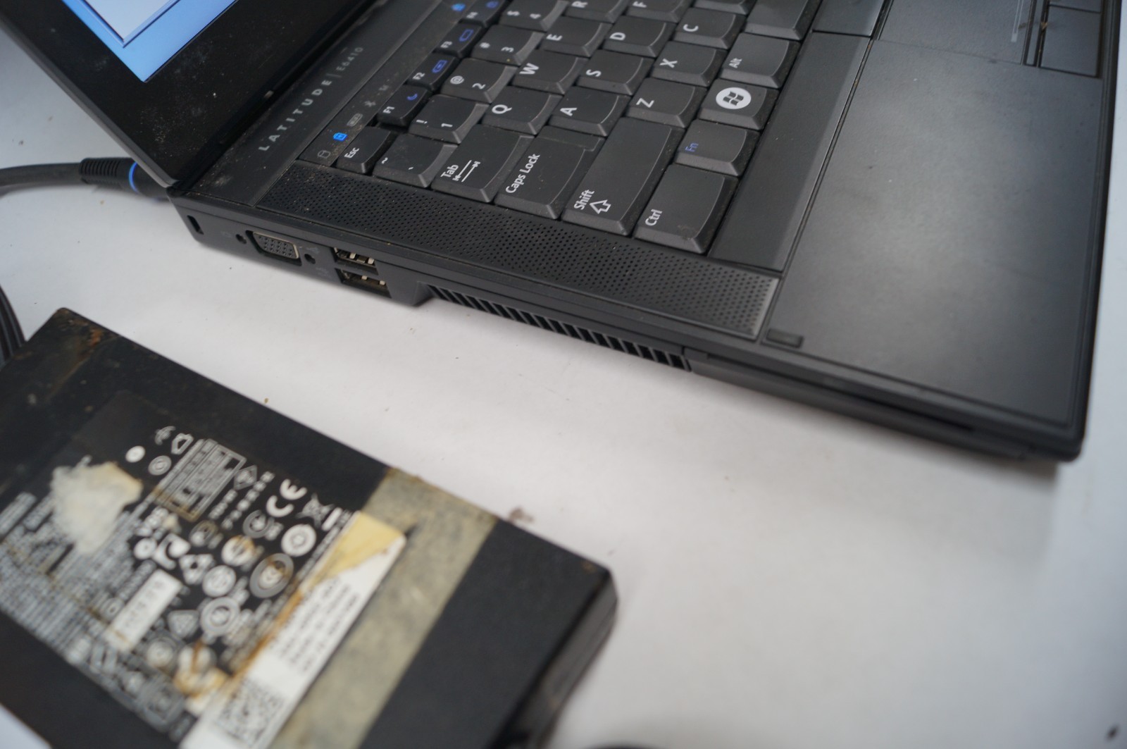 DELL CFGY2 E6410 Latitude Notebook 14″ 4GB Mem 2.4GHz 250GB HD WORKING PoR E112