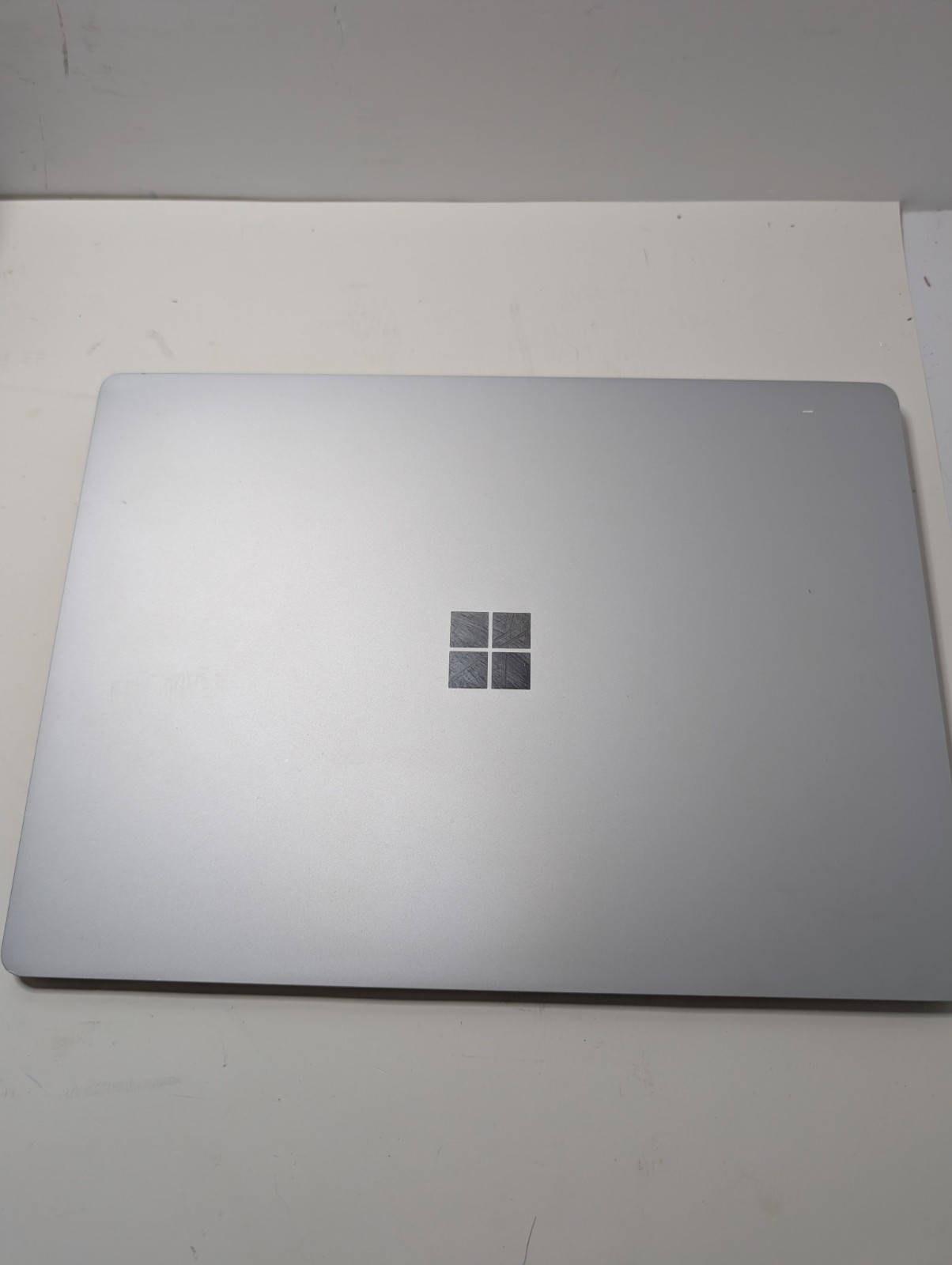 Microsoft Surface Laptop 13.5″ i7-7660U 8GB RAM 256GB SSD Touch Win10 Pro Read
