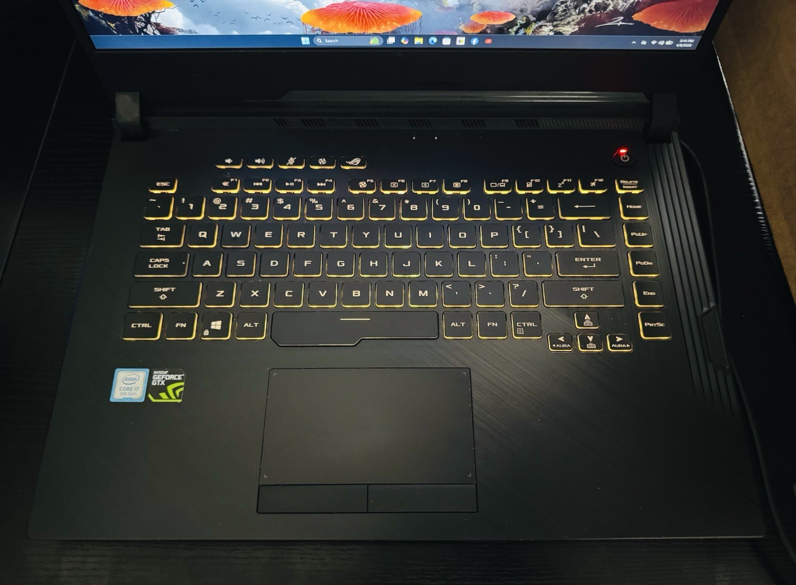 ASUS ROG STRIX 15.6″ GAMING LAPTOP 6-CORE i7 9TH GEN 16GB RAM/500 SSD. VERY NICE