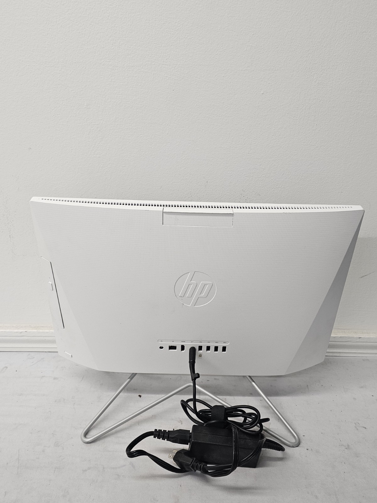 HP 22-dd0016 All-In-One – AMD Athlon Silver 3050u – 4GB RAM – 1TB HDD – Win 11