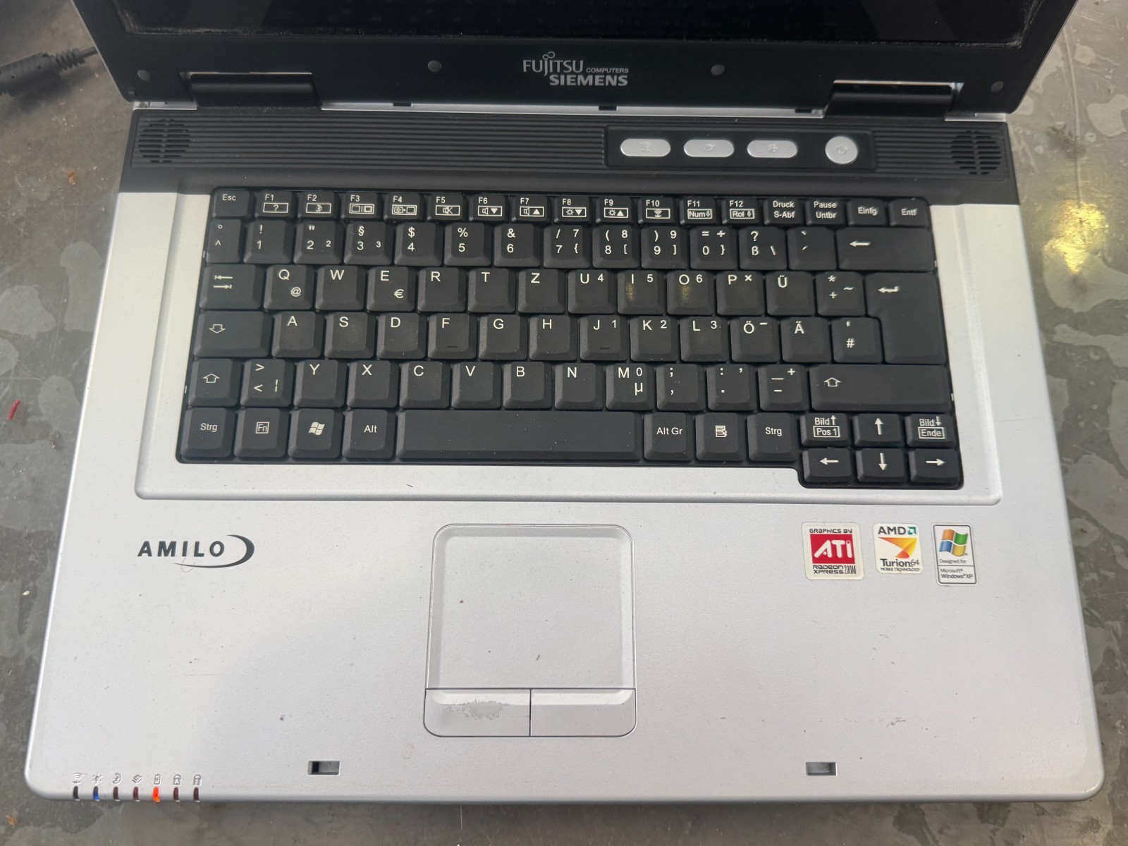 Fujitsu Siemens Amilo A1650G Model: M52174 Vintage Laptop + Power Supply