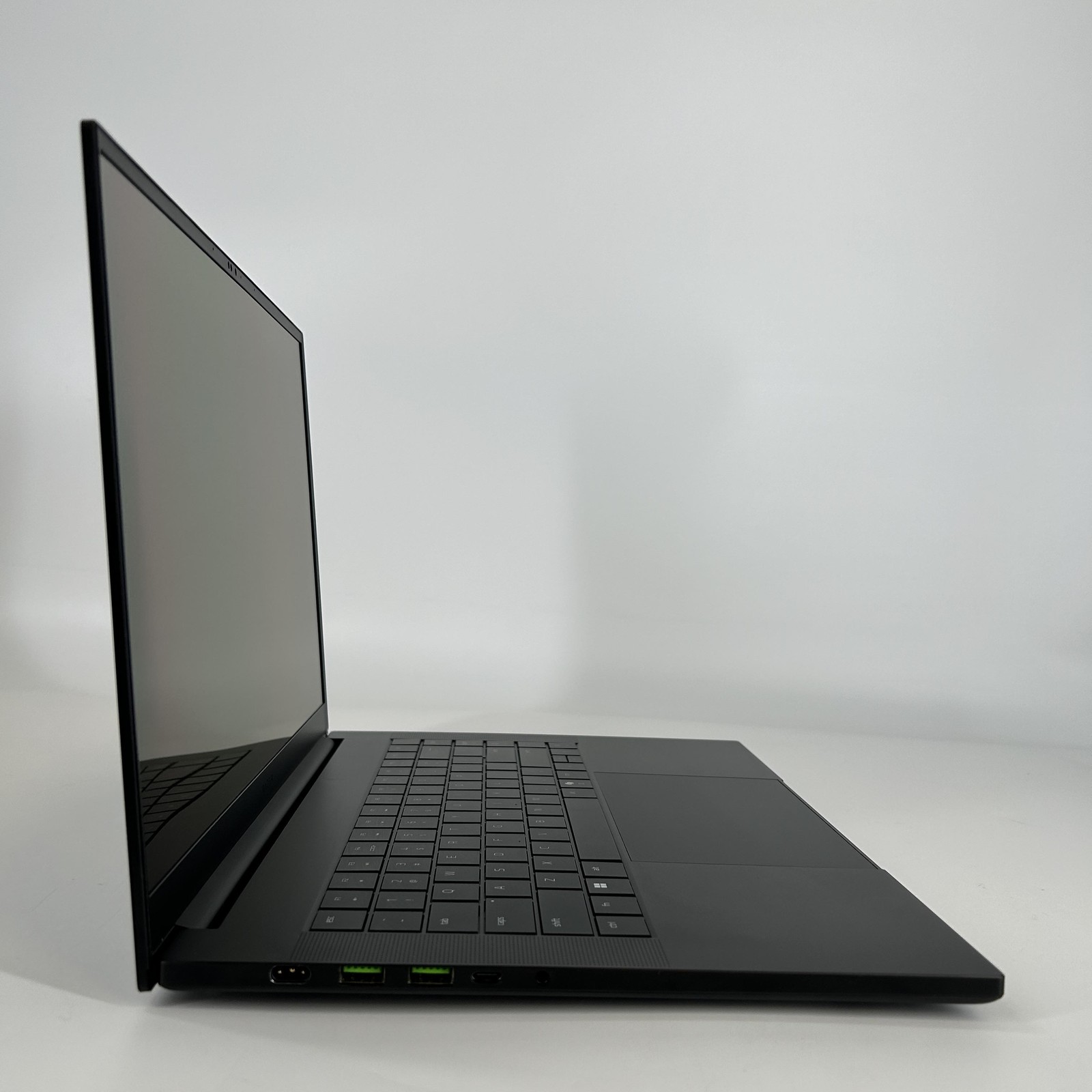 Razer Blade 16 240Hz QHD+ 2025 2.0 GHz Ryzen AI 9 HX 370 32GB 4TB/2TB RTX 5090