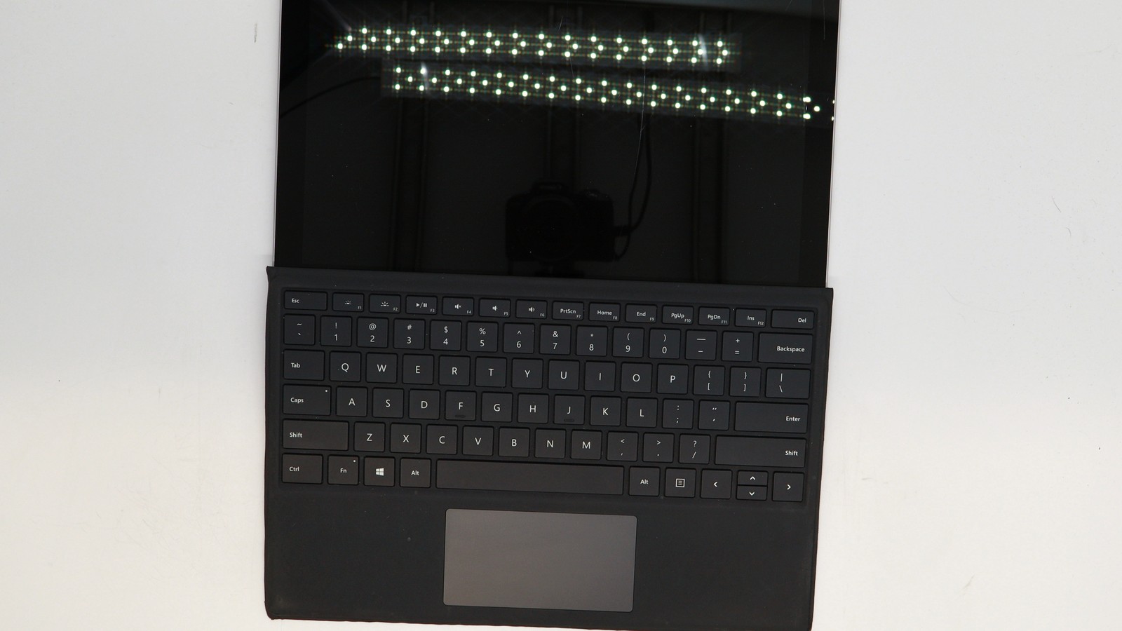 Microsoft Surface Pro 12″ i7-7660u 16GB 512GB – Fair READ DESC