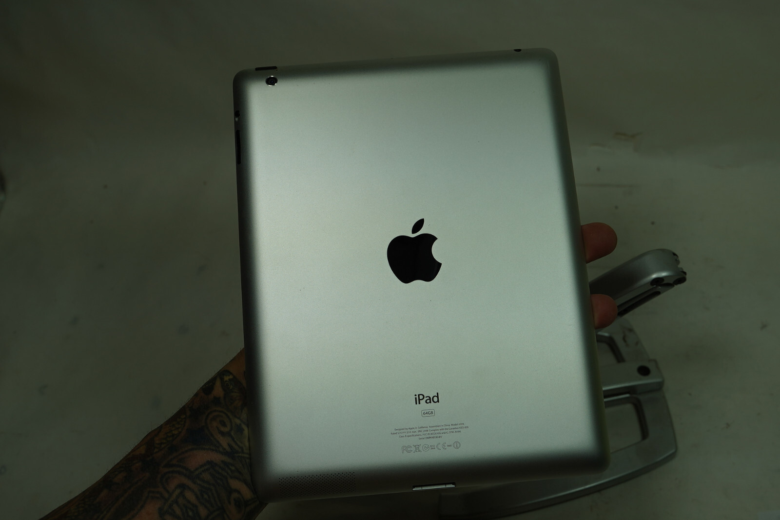 64GB Apple Ipad + FREE display stand + FREE charger EP24609