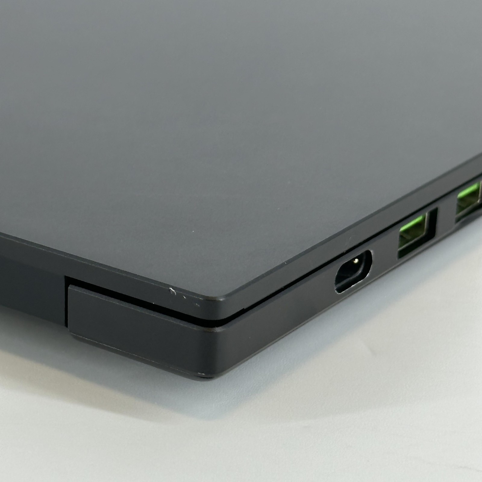 Razer Blade 16 240Hz QHD+ 2025 2.0 GHz Ryzen AI 9 HX 370 32GB 2TB SSD RTX 5090