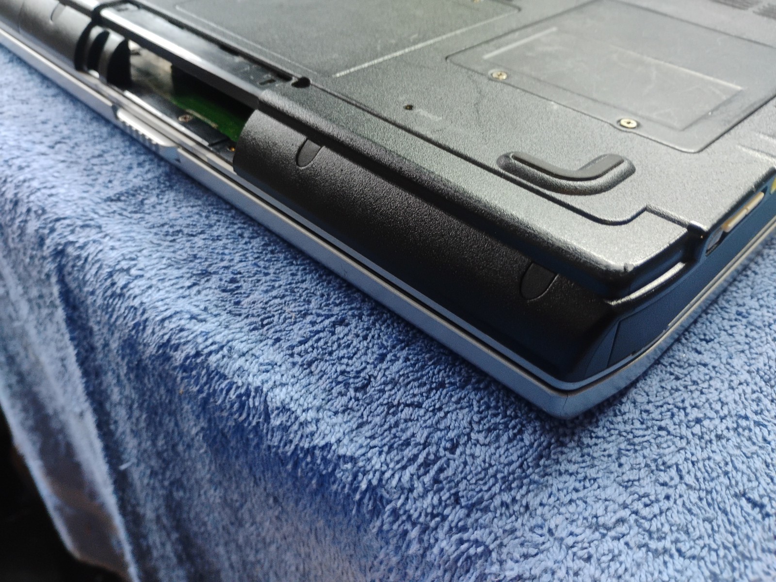 Compaq Presario 2100 Laptop non-working for parts 15″ AMD Athlon XP – used