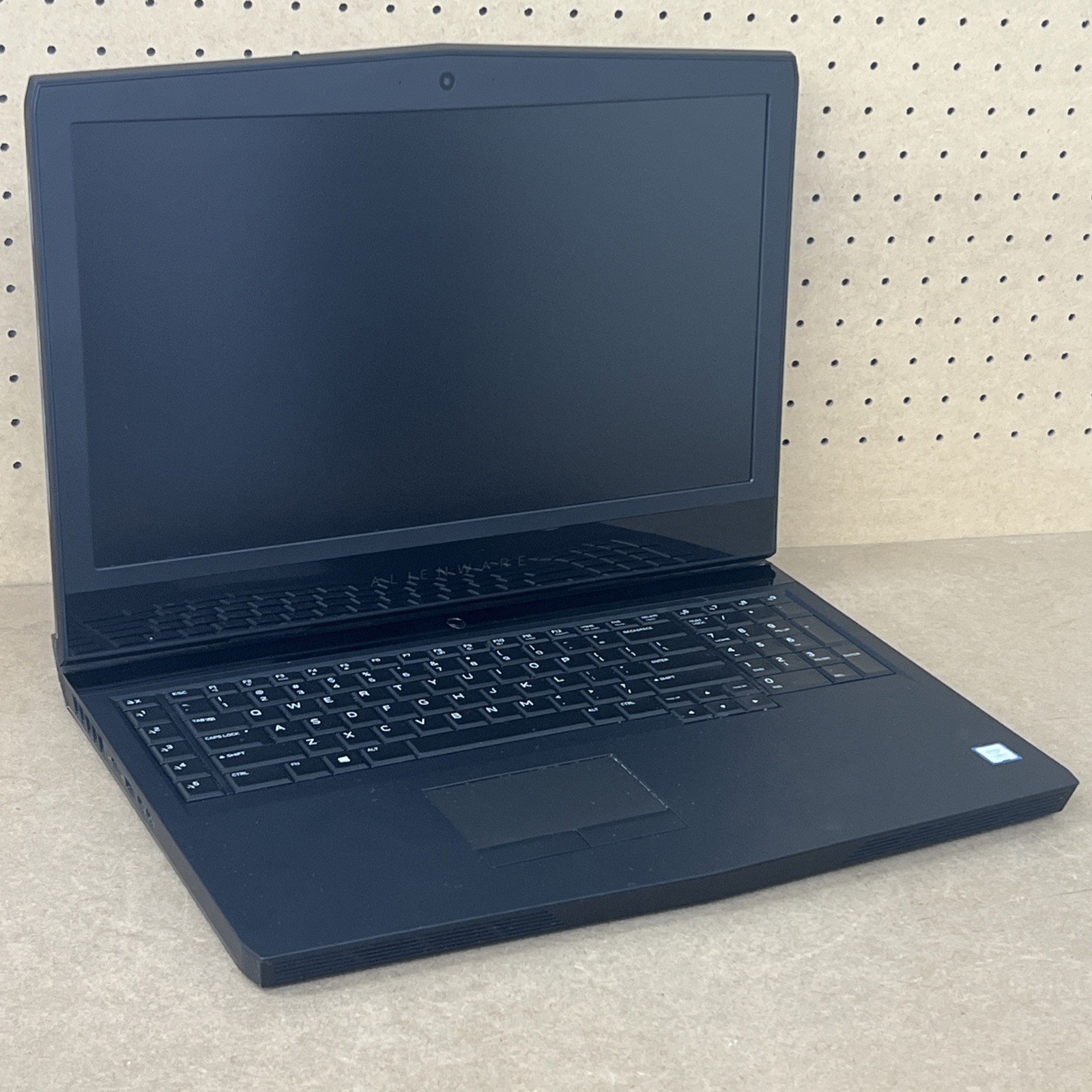 Alienware 17 R5 Gaming i7-8750H 16GB Ram 1TB SSD GTX 1070- Fair *76% Batt, Read*