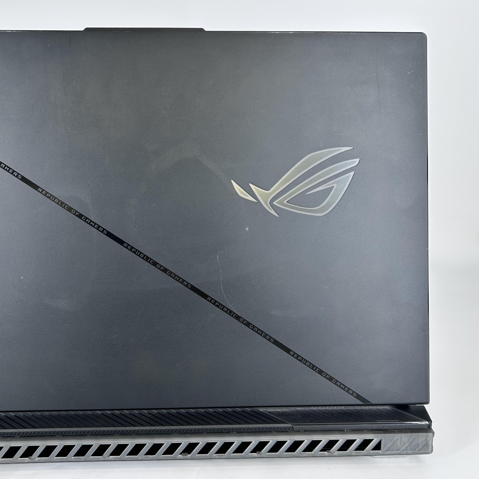 Asus ROG Strix Scar 18 G834 240Hz QHD+ 2.2 GHz i9-14900HX 32GB 1TB SSD RTX 4080