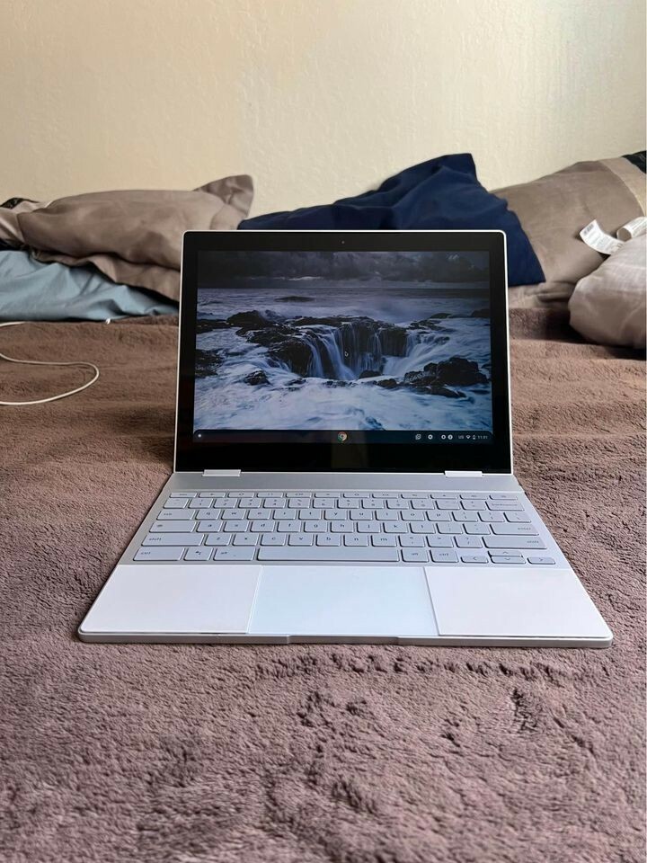 Google Pixelbook 12.3″ Core i5 7th Gen 1.2 GHz 8 GB RAM 128GB SSD Laptop
