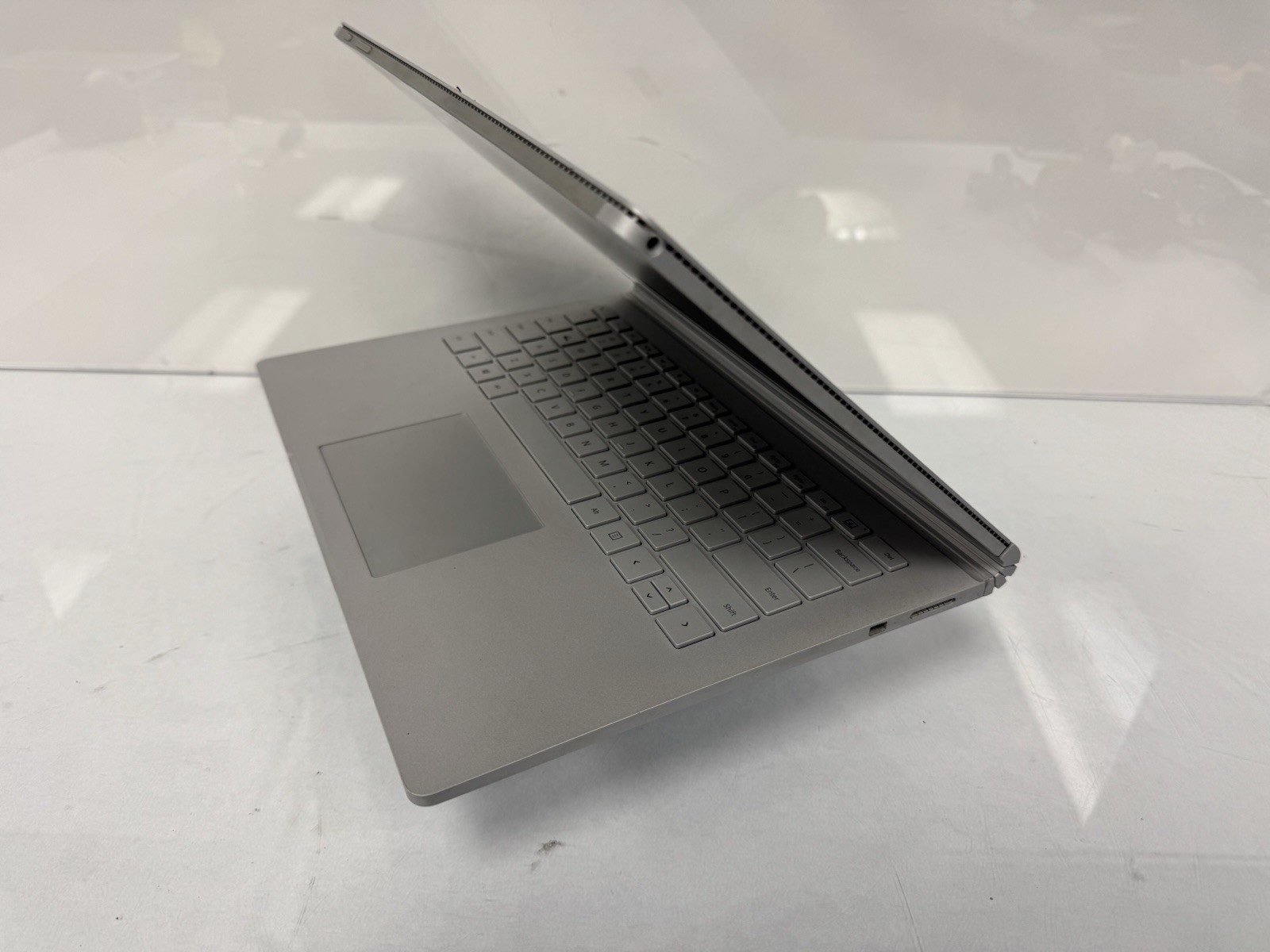 Microsoft Surface Book 1st Gen. 13.5″ Intel i5-6300U @2.40GHz 8GB Ram 256GB SSD