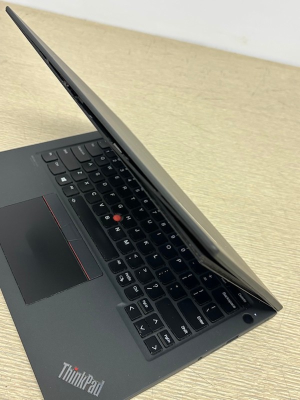 Lenovo ThinkPad X13 Yoga Gen 2 i5-1145G7 16GB 256GB SSD W11P -screen bezel issue