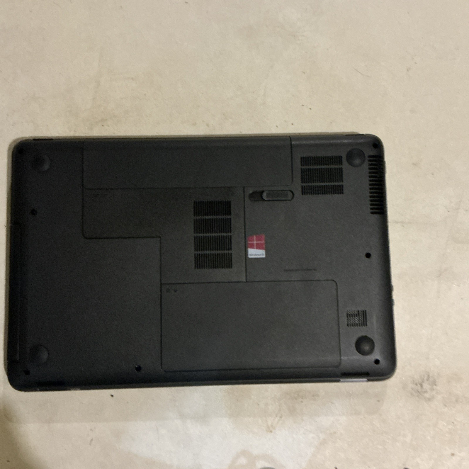 HP 2000 TPN-I108 AMD E-300 APU w Radeon 1.29 GHz 4.0GB DDR3 RAM Win8 No Battery