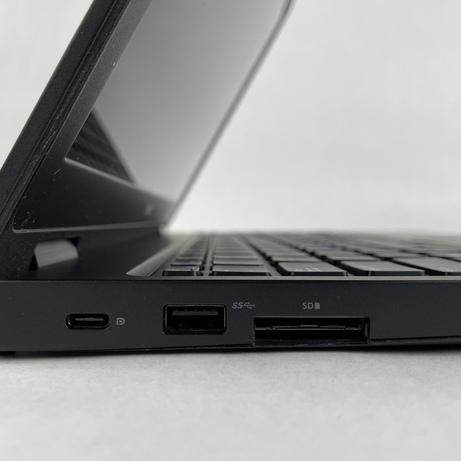 Dell Latitude 5580 15.6″ i5-6300U 2.40 GHz 8 GB RAM No SSD No OS No AC