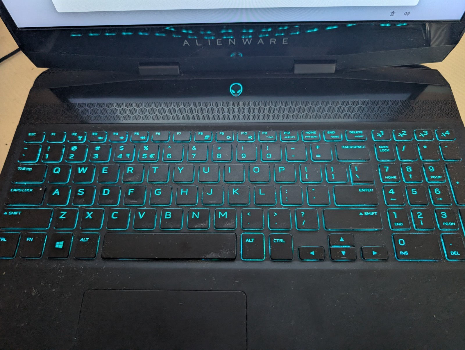 Alienware m15 Gaming Laptop – i7-8750H, RTX 2060 6GB, 16GB RAM, 512GB SSD, 144Hz