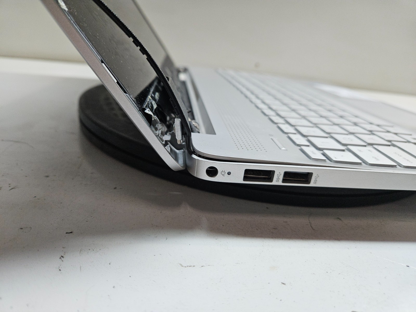 HP 15-DY5033DX Intel Core i3-12th Gen 8GB 256GB SSD NO OS – READ