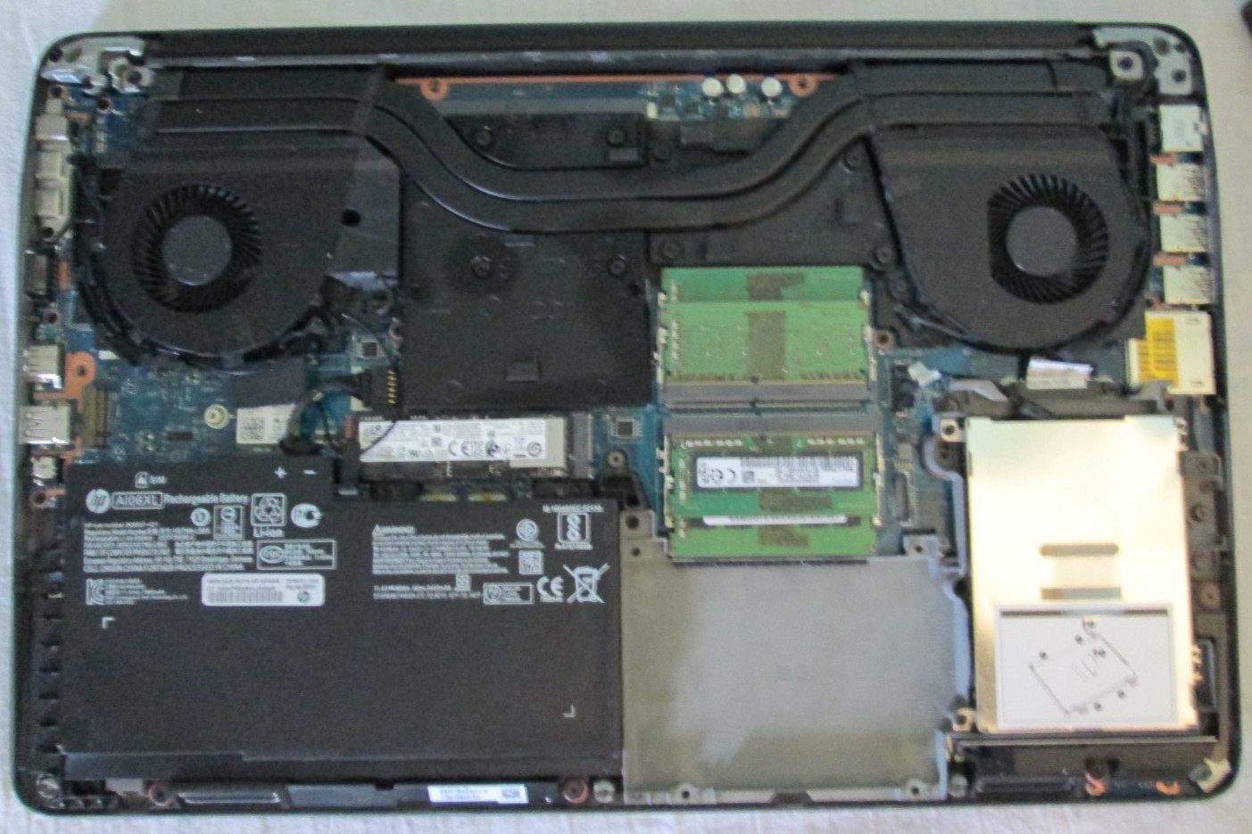 HP Zbook 17 gen 3 🌈DREAMCOLOR🌈 i7-6820HQ 32GB RAM 240GB SSD works great!