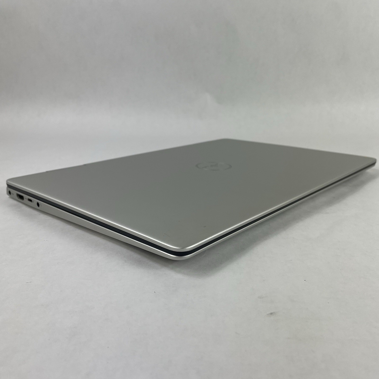 Dell Inspiron 7586 15.6″ i5-8265U 1.60 GHz 8 GB RAM No SSD/OS/AC/Batt