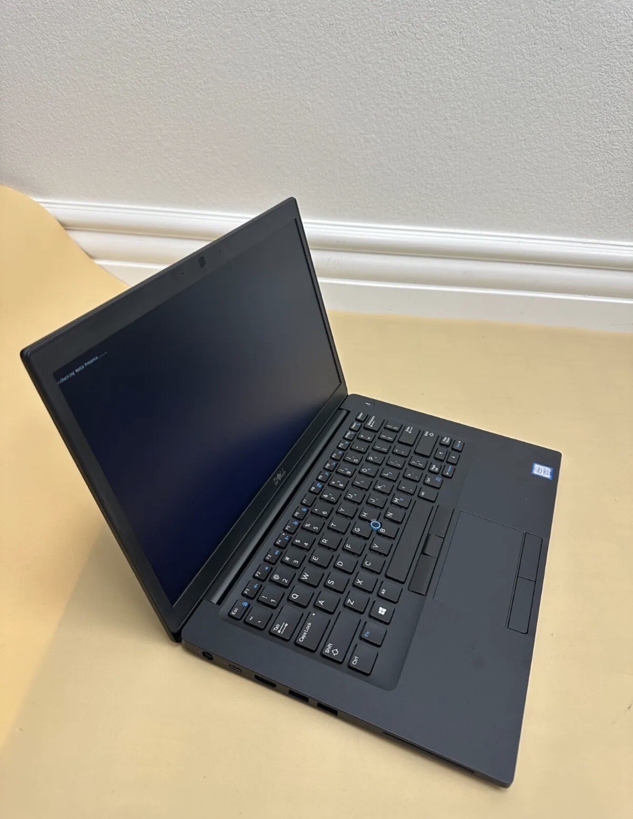 Dell Latitude 7490 14 in (256GB SSD, Intel Core i7 8650U, 3.9 GHz, 16GB) Laptop