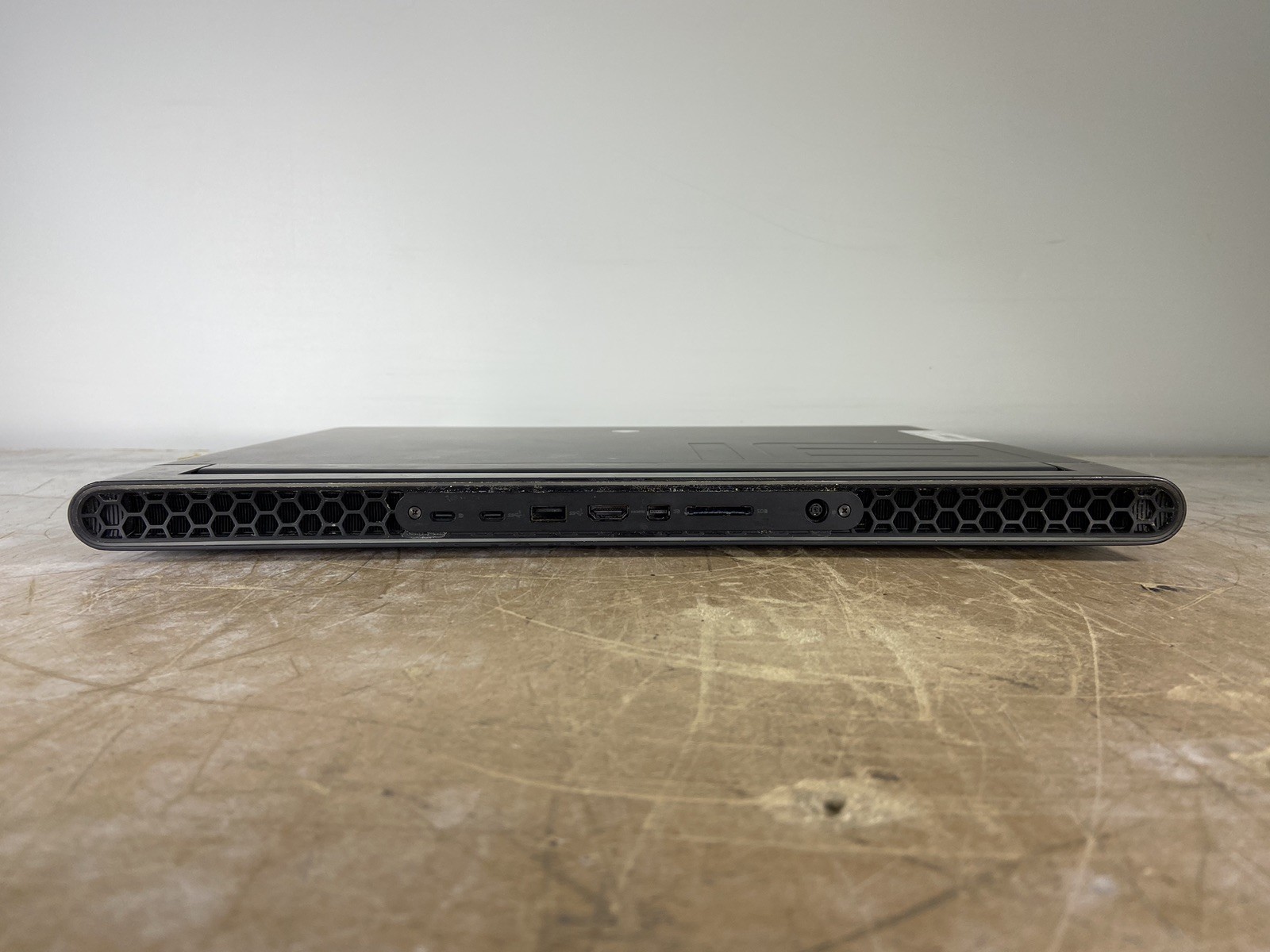 DELL ALIENWARE M18 R1 AMD RYZEN 7 7745HX @ 3.6GHz, 16GB RAM, NO HDD/OS – (PARTS)