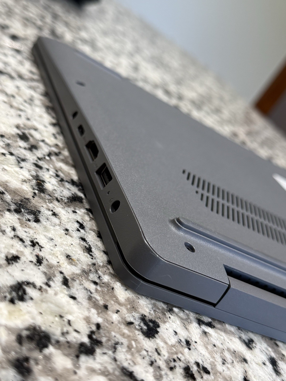 Lenovo IdeaPad Slim 3 15AMN8 15.6″ Ryzen 5 7520U 2.8GHz 8GB RAM 512GB SSD