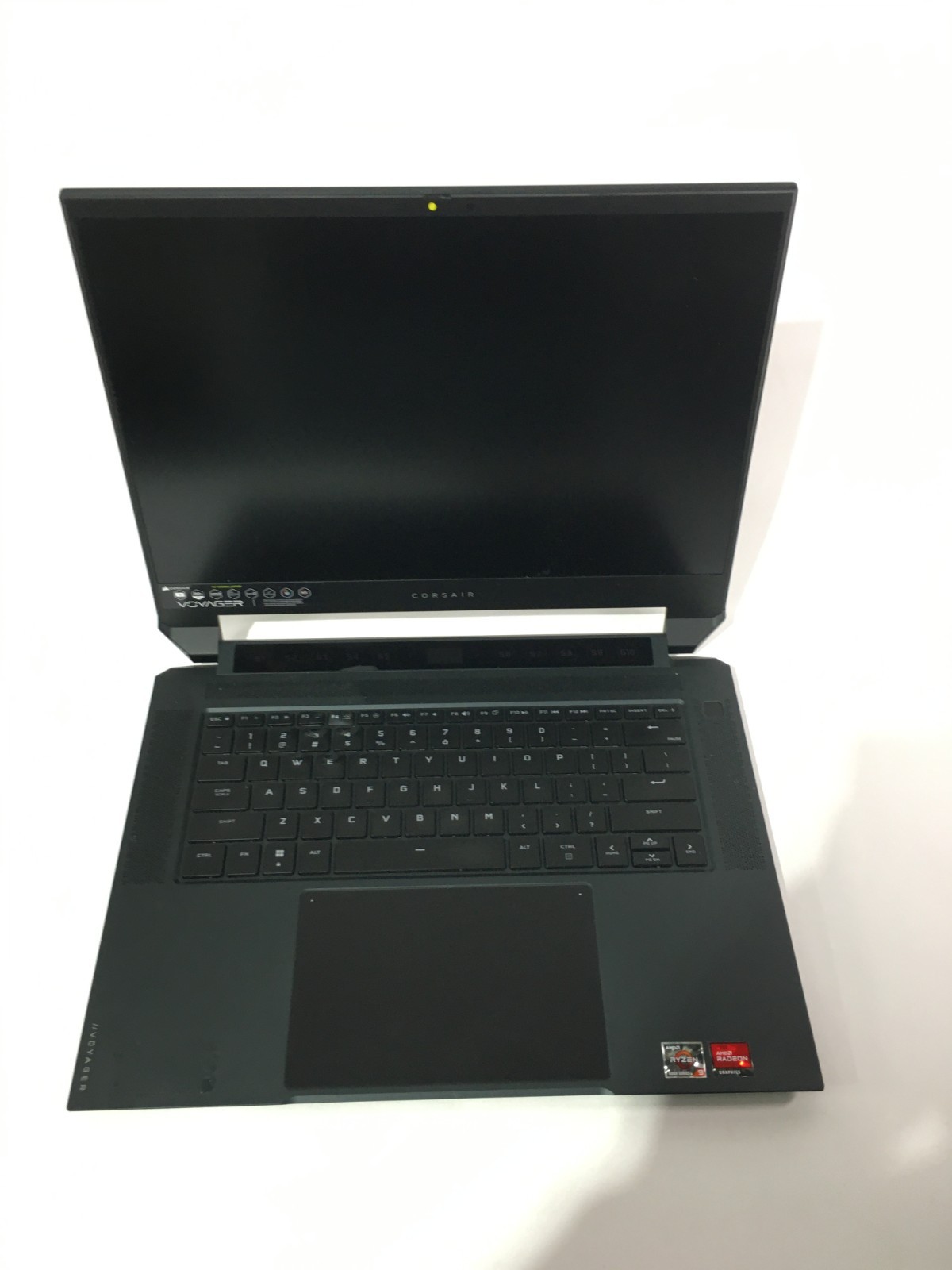 Corsair Voyager A1600 – Ryzen 7 6800HS, Radeon 6800M, 16GB DDR5, 512GB NVMe