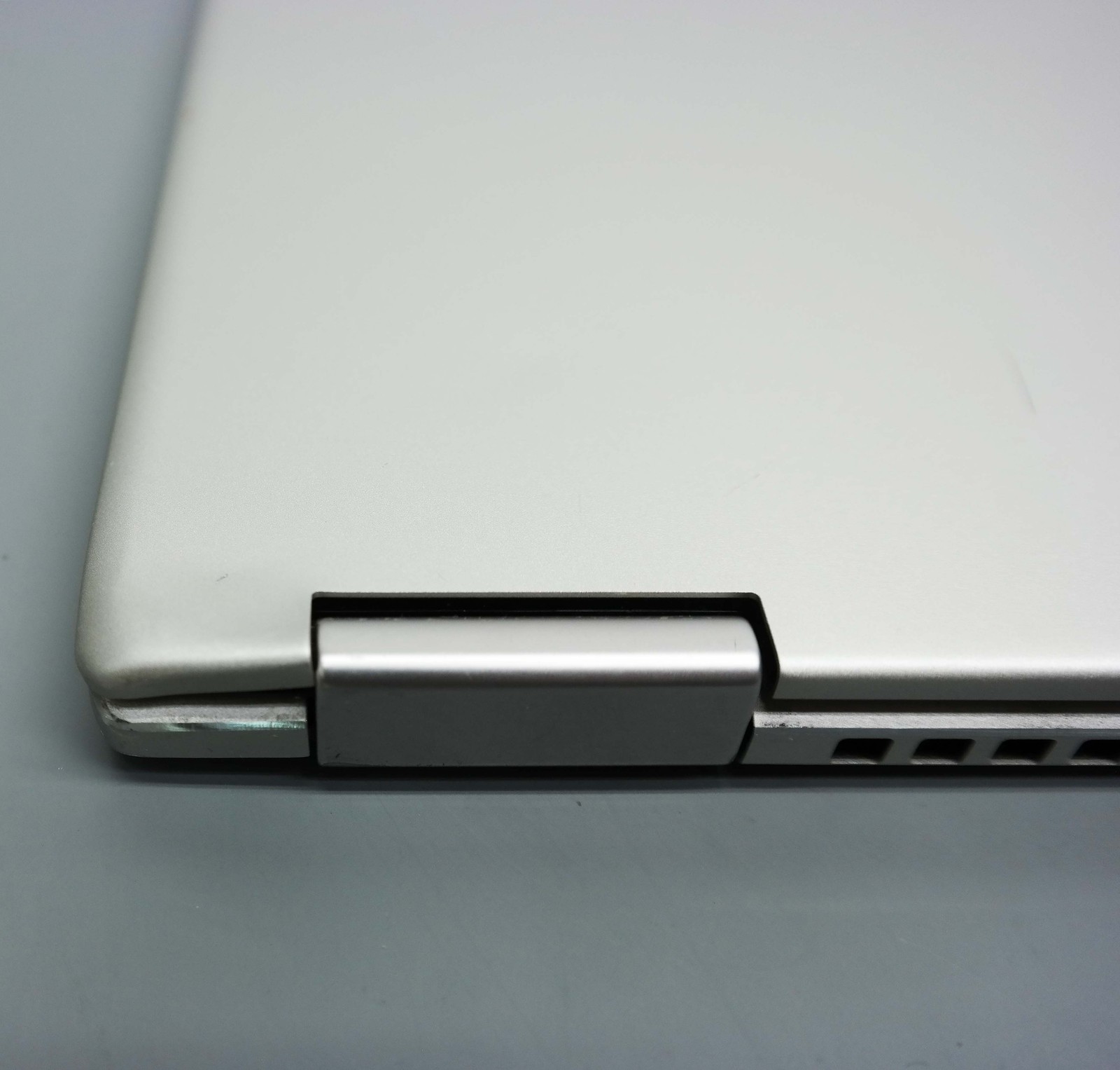 Lenovo Yoga 720 13.3″ Core i5-7200U 8GB 256GB SSD Silver