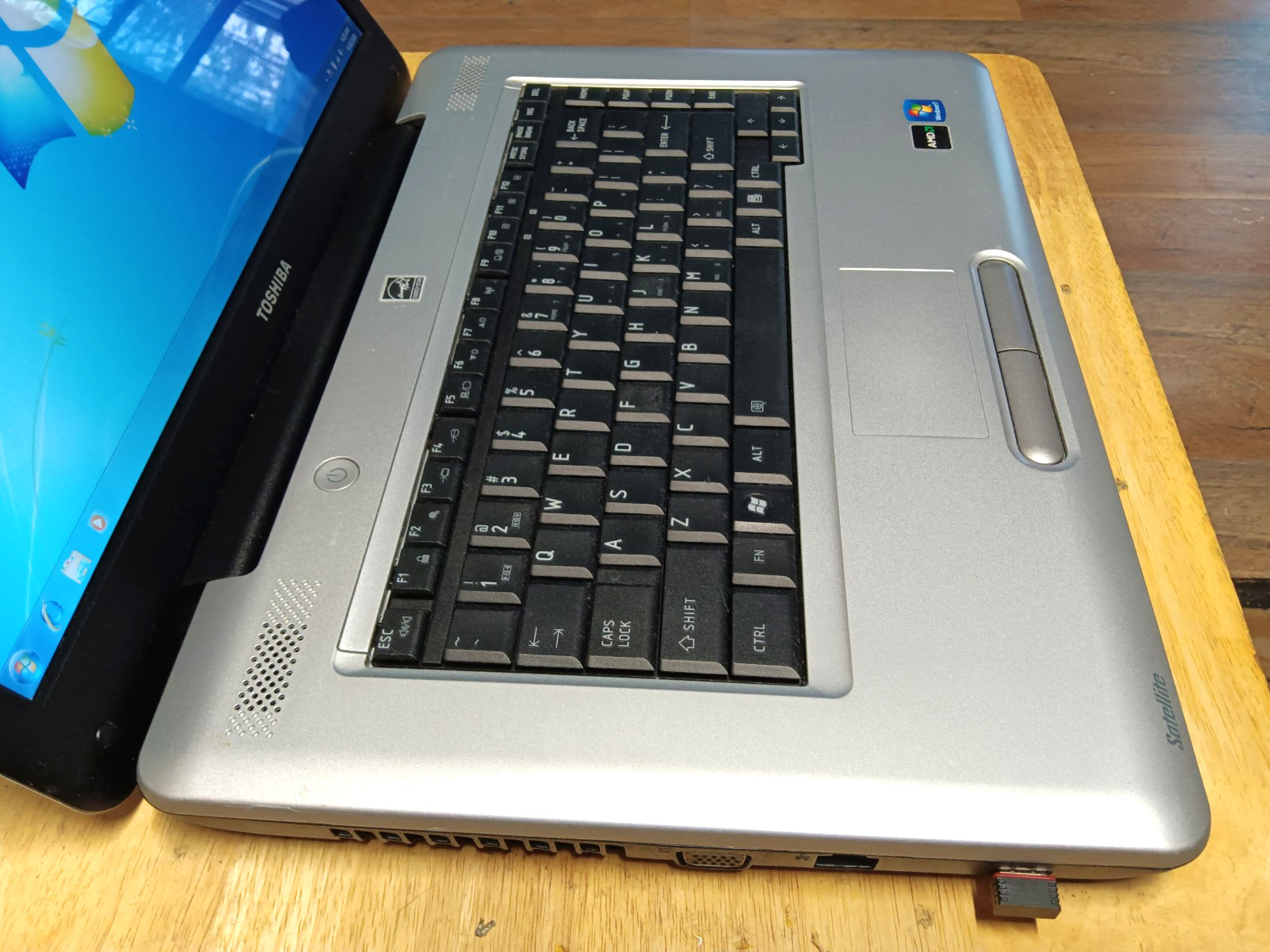 Toshiba L455D-S5976/AMD Turion RM-70 2.00ghz/4gb/750gb/Windows 7 Home/Vga/15.6