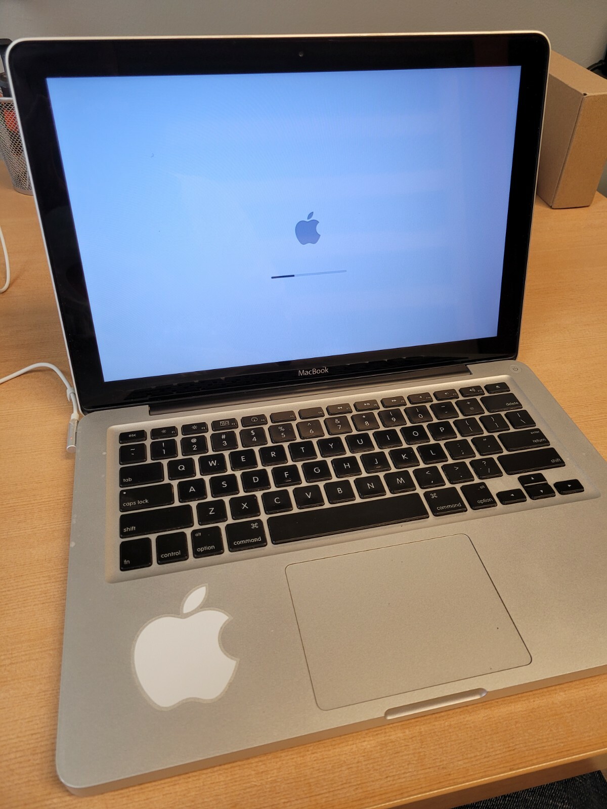 MacBook Late 2008, LCD Looks Good, Selling for Parts or Repair, Read