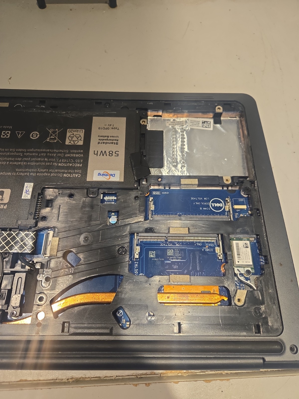 Dell Latitude 3550 Laptop i5-1335U 15.6″ FHD *For parts No Ram No HDD read Desc