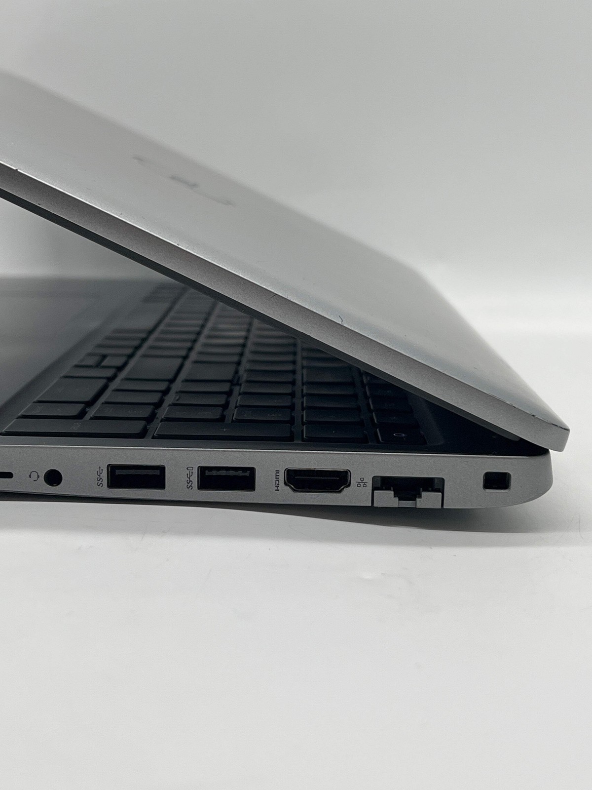 Dell Latitude 5520 15.6″ Intel Core i5-1145G7 16GB RAM 512GB SSD Gray – Used