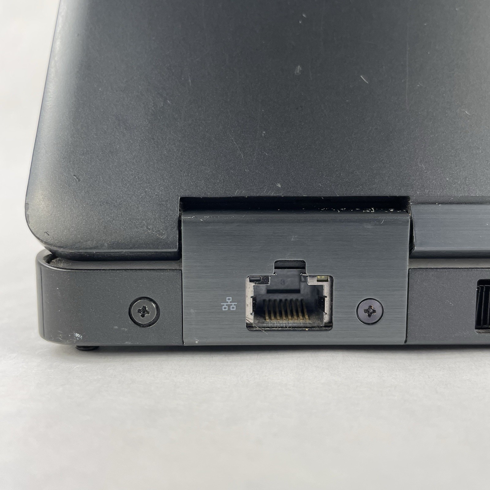 Dell Latitude 5590 15.6″ i5-8250U 1.6 GHz 8GB RAM No SSD No OS – Bad Corner READ
