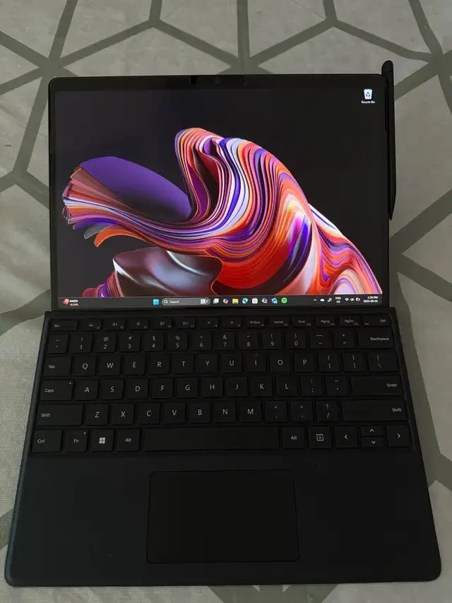 Surface Pro 11 OLED 16GB/512GB + Pen 2, Keyboard, Case, Screen prot – Like new