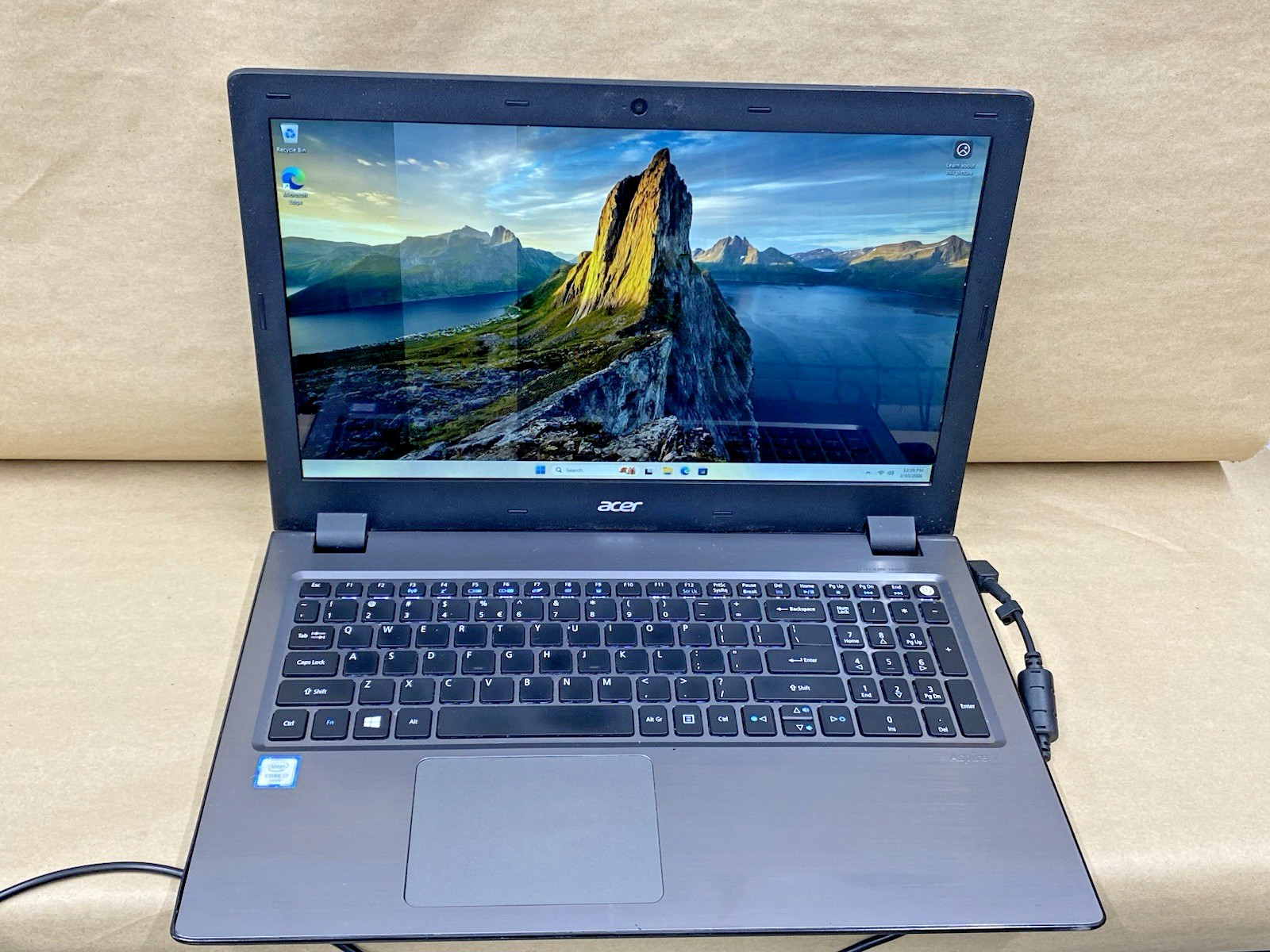 Acer Aspire V3-575T – 15.5″ FHD – i7-6500U – 6 GB – 256GB – Win 11 Pro – READ