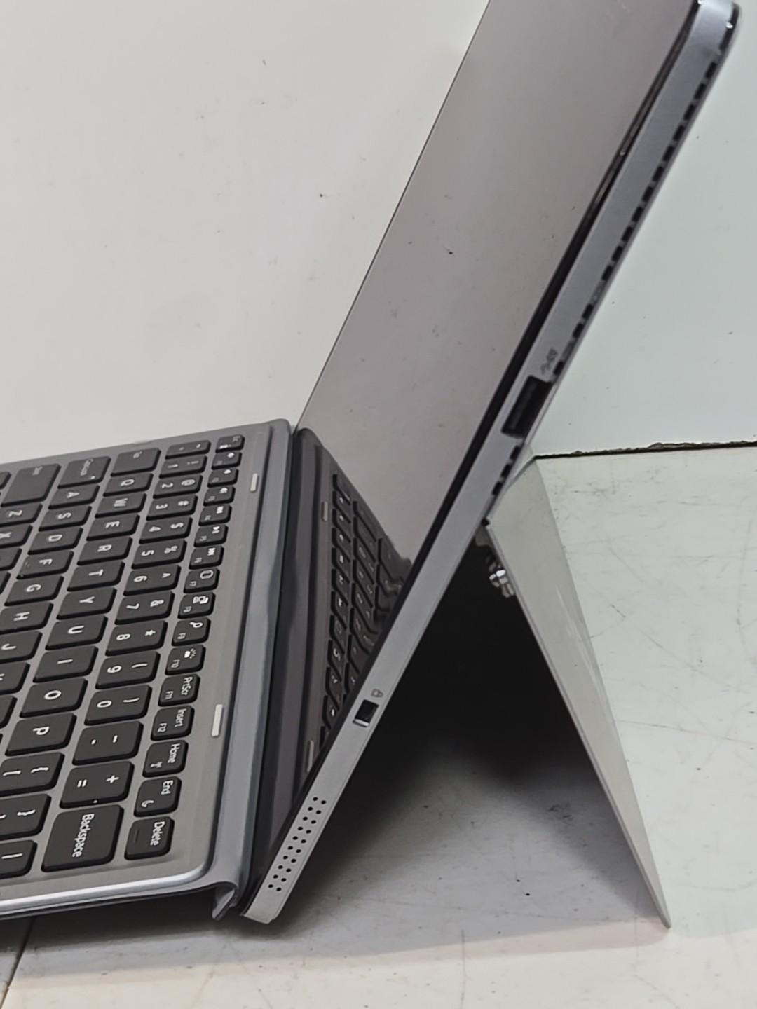 Dell Latitude 7210 Core i7-10610U 1.80GHz 16GB 256GB SSD Touch Screen W/adaptor