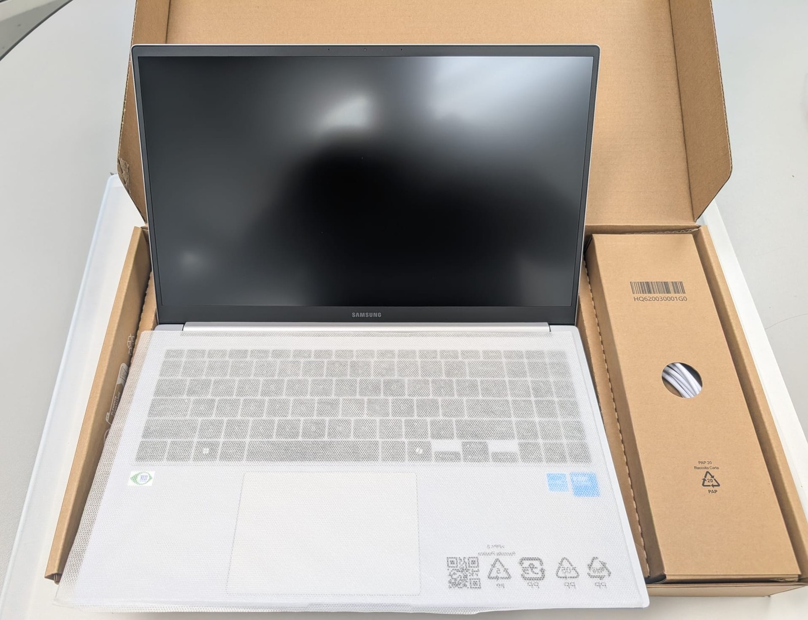 Samsung Galaxy Book 4 Intel Core 7 15.6″ NP754XGK-LS1US 512GB 16GB RAM Silver