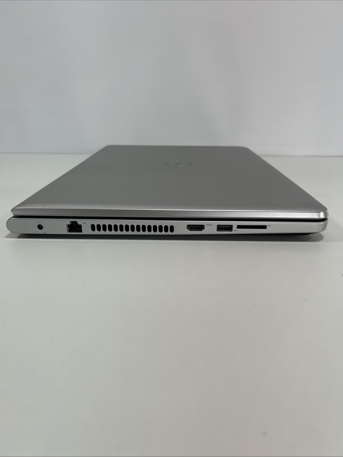 Dell Inspiron 5755 17.3″ AMD A6 7310 AMD Radeon R4 2.0GHz 16GB 256GB SSD Win11P