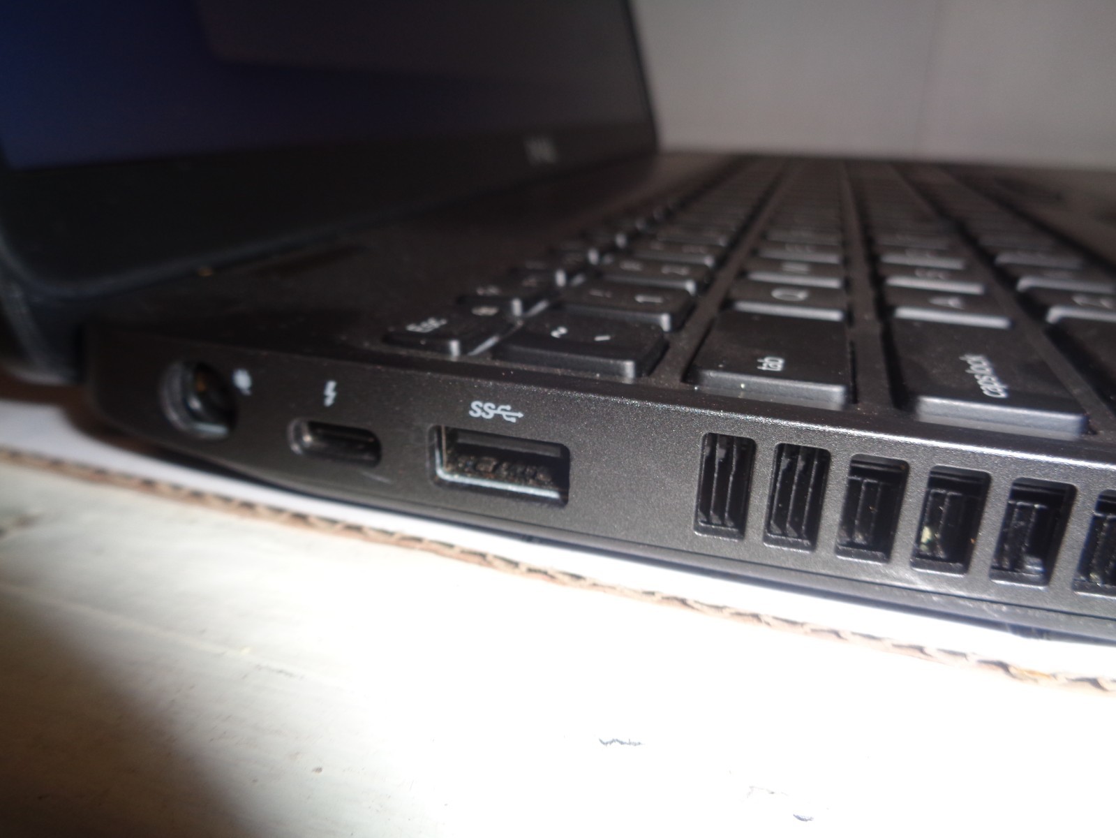 Dell Latitude 5501 15.6 inch (256GB, Intel Core i7 9th Gen., 2.60GHz, 16GB