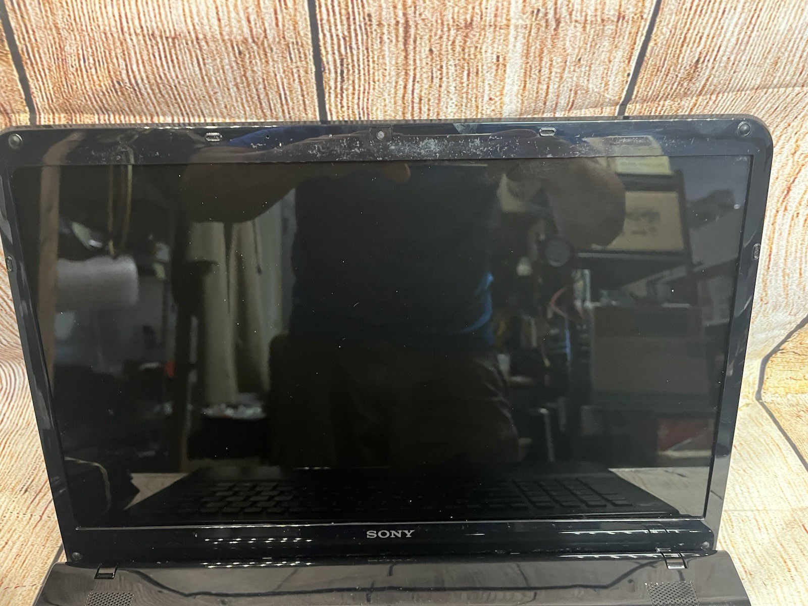 Sony VAIO 17” E Series Pentium 2020M SVE171G12L 8GB RAM 500 HDD NO OS
