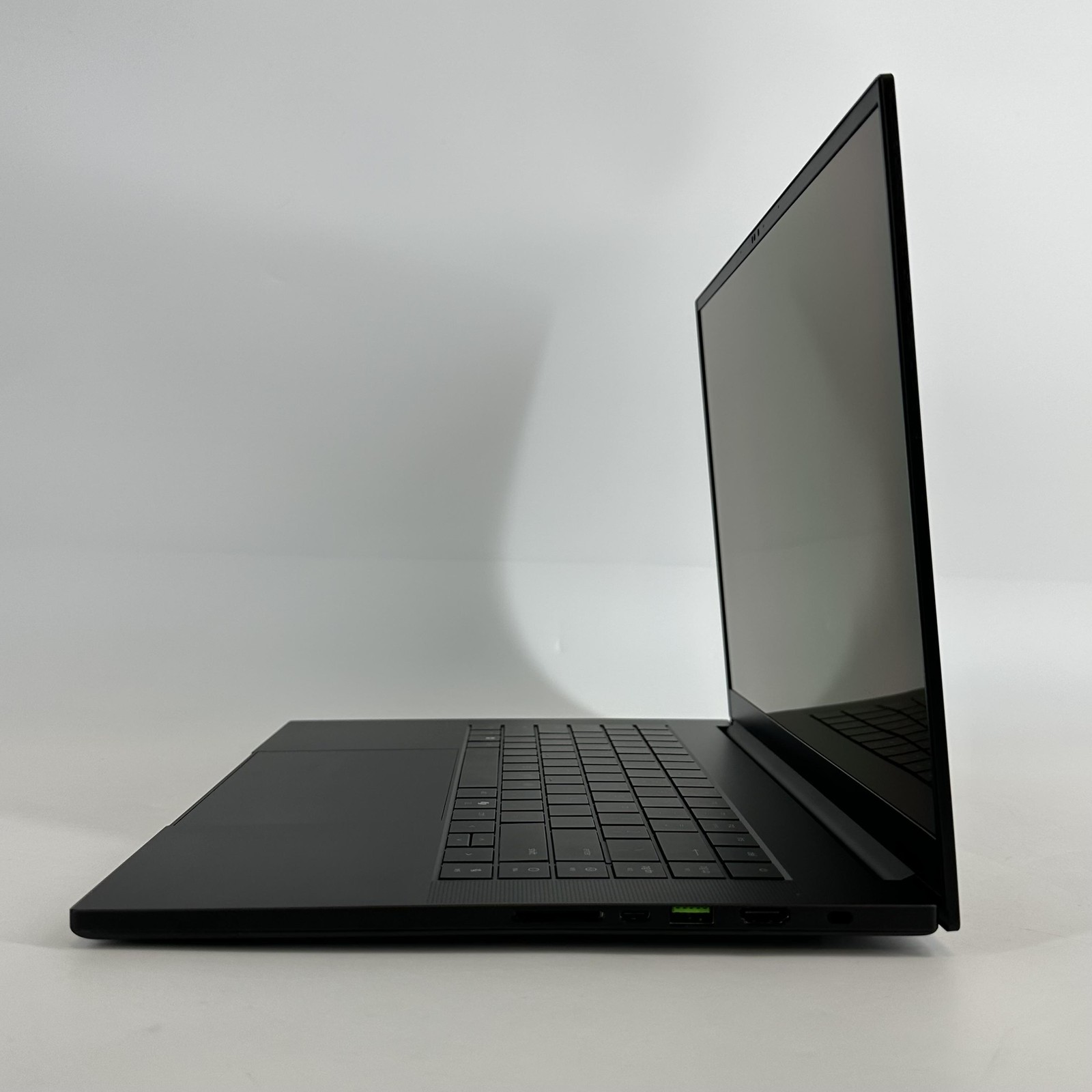 Razer Blade 16 240Hz QHD+ 2025 2.0 GHz Ryzen AI 9 HX 370 32GB 2TB SSD RTX 5090