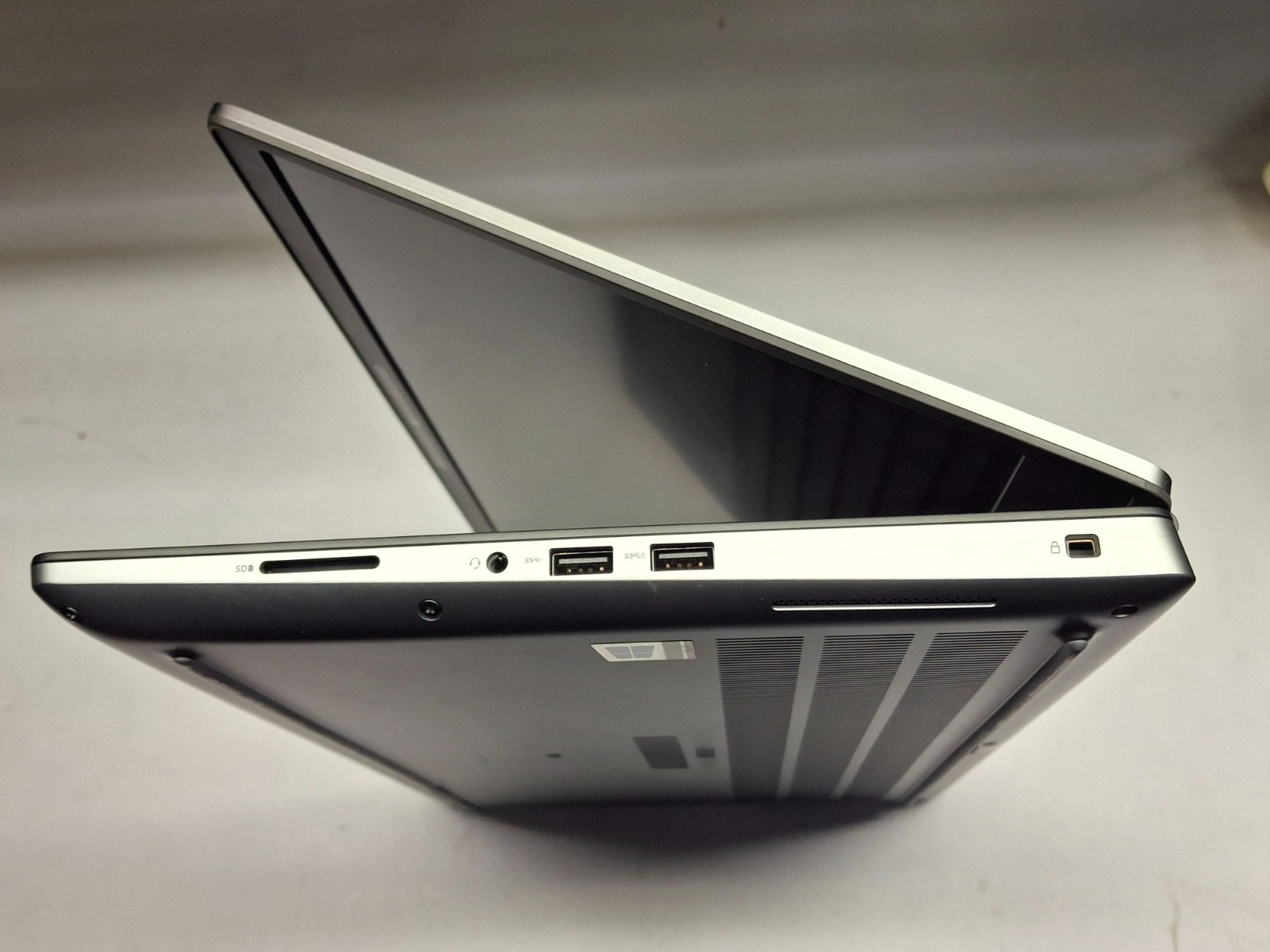 Dell Precision 7550 15.6″ Laptop XEON W-10885M 2.4GHz 32GB Ram 512GB SSD Win11P