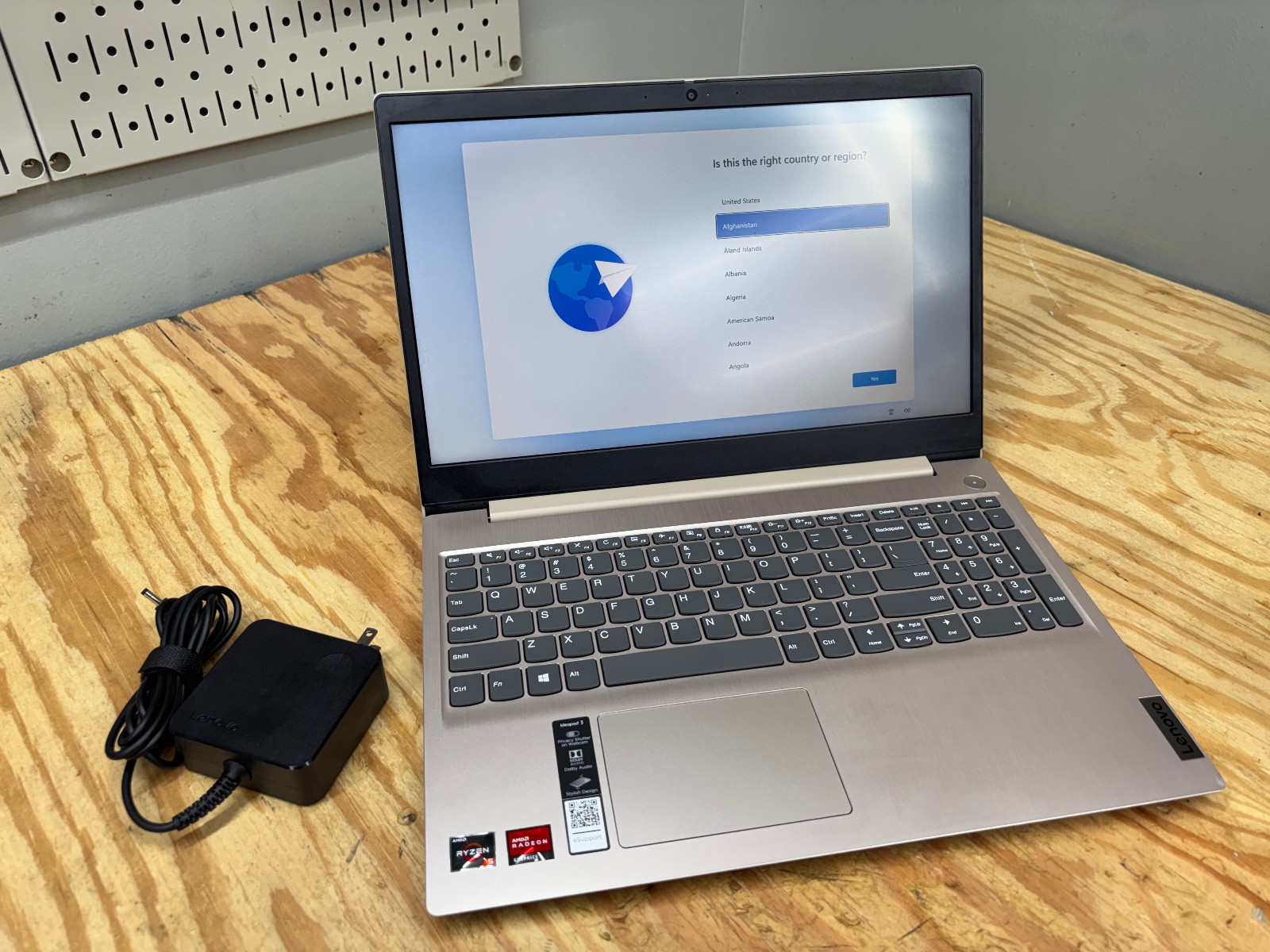 Lenovo IdeaPad 3 15ADA05 15.6″ FHD Ryzen 5 3500U 8GB 256GB SSD Windows 11 Home