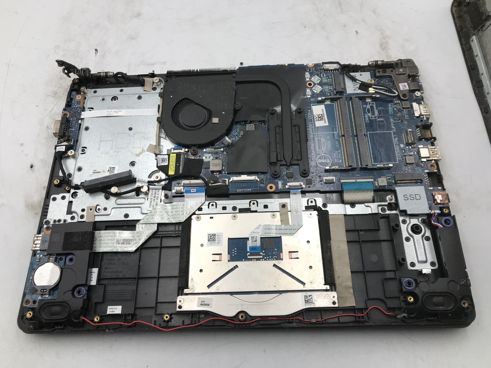 DELL LATITUDE 3490 – FOR PARTS/NO POWER – INTEL I3 8TH GEN – NO RAM – NO OS – BB