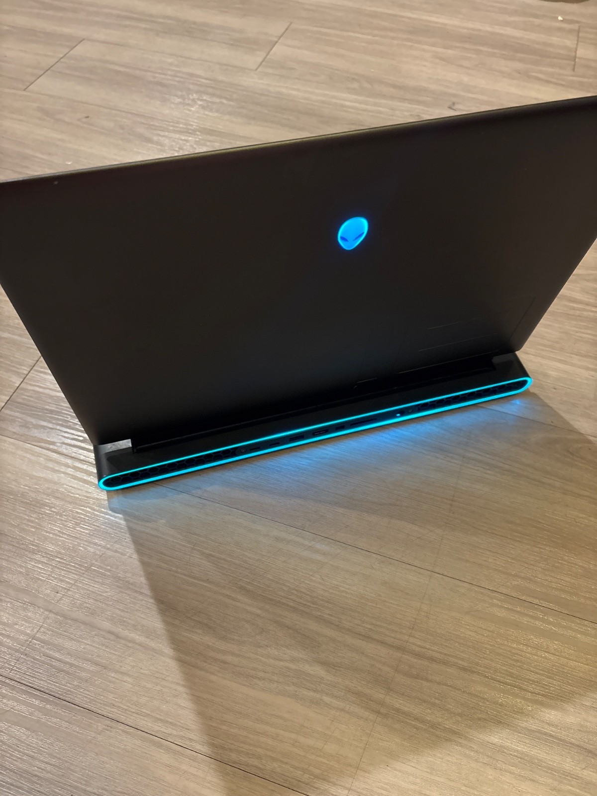 Dell Alienware M18 R1 18″ Ryzen 9 7945@2.5GHz 32GB RAM 1TB SSD RX 7900M *READ*