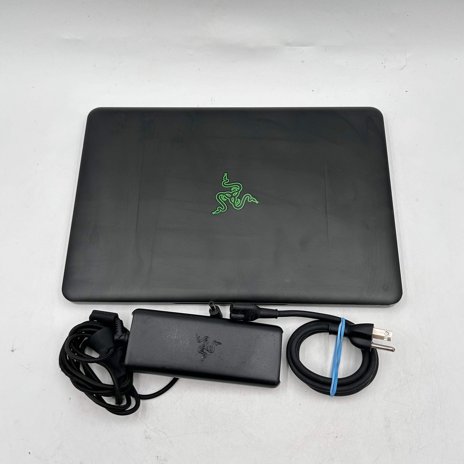 Razer Blade 14 RZ09-01953E71 14″ i7-7700HQ 16GB RAM 256GB SSD GeForce GTX 1060